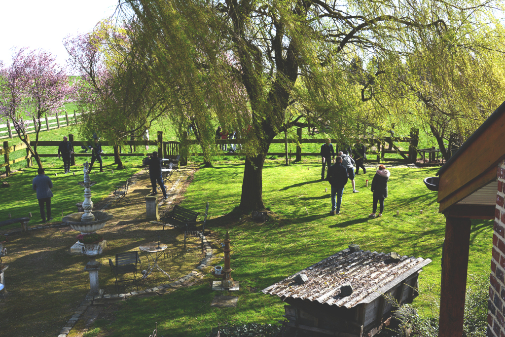 Groep collega's spelen kubb spel in de tuin tijdens teambuilding