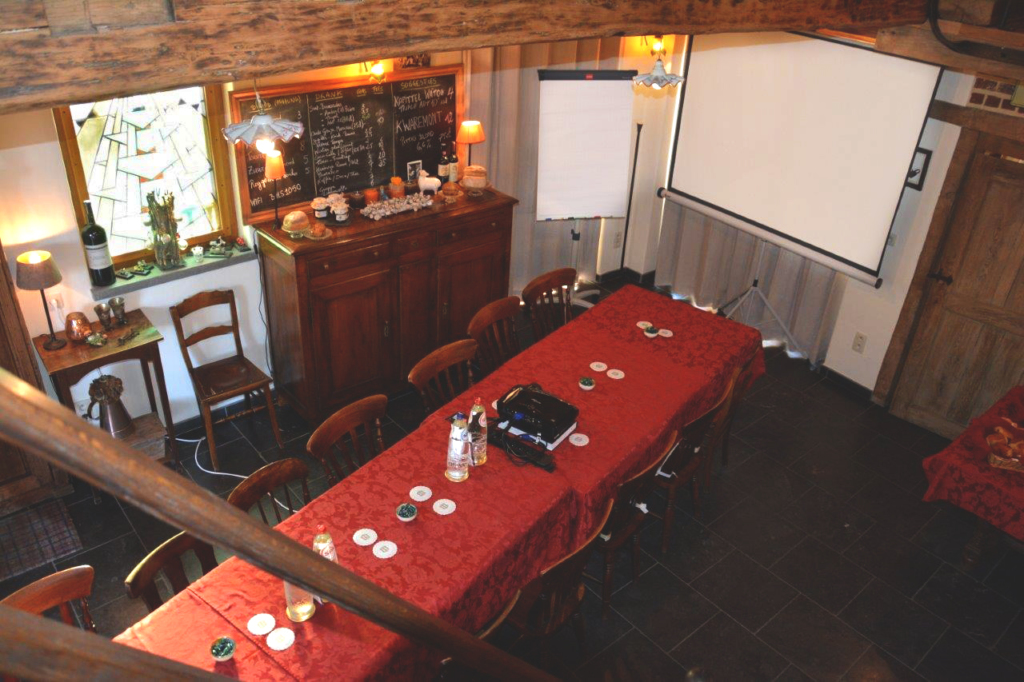 Lange vergadertafel met beamer en flipchart