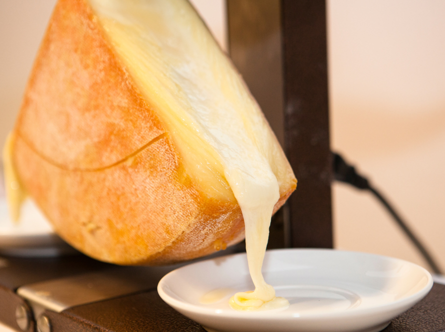 Gesmolten zwitserse kaasraclette