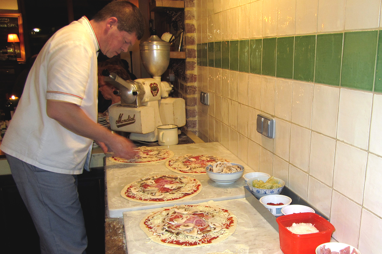 Mario belegt de verse pizza's